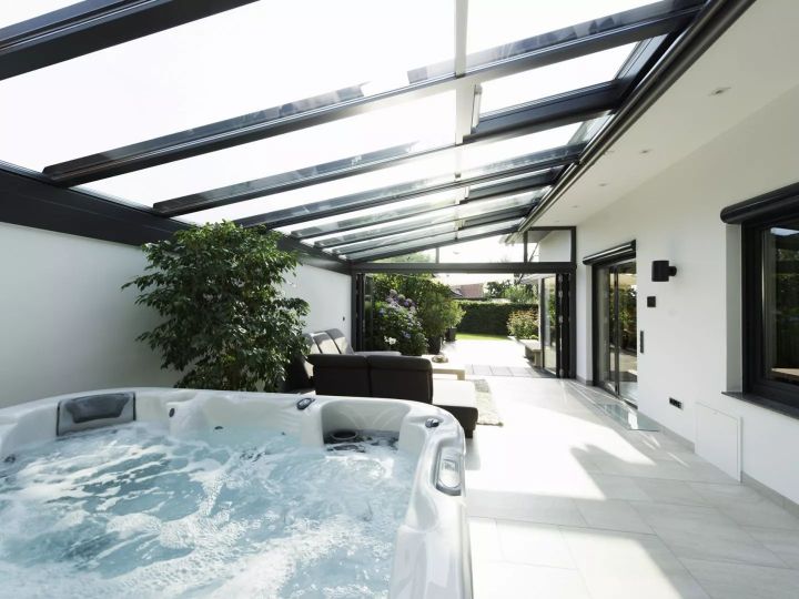 Wellness im Wintergarten: Hier ist der Whirlpool überdacht und kann auch im Winter genutzt werden.   Bildnachweis: Bettina Meckel für Solarlux GmbH