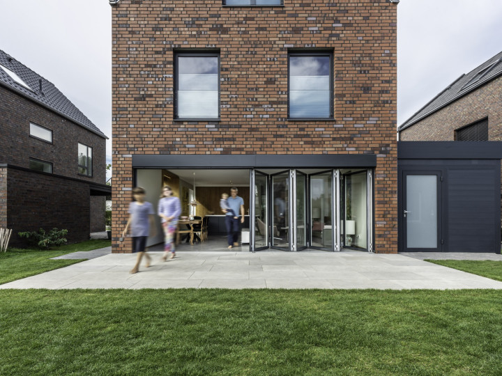 Das Einfamilienhaus von Familie Hermann liegt in der Nähe von Münster, umgeben von weiteren Neubauten in einem gewachsenen Wohngebiet.  Bettina Meckel für Solarlux GmbH