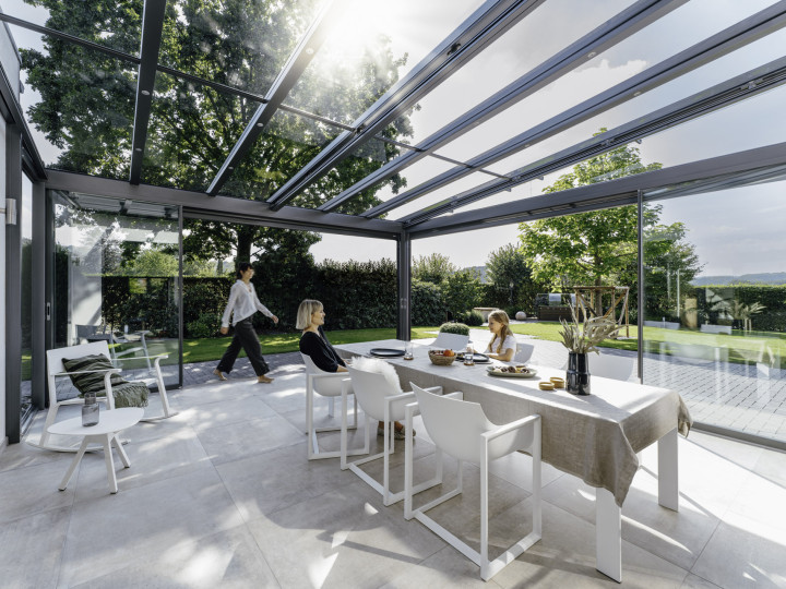 Das großzügige Glashaus von Solarlux ist der ideale Ort für das Zusammensein mit den Enkelkindern. Hier kann man weit bis auf die entfernten Wälder blicken.  Bild: Malik Pahlmann für Solarlux GmbH
