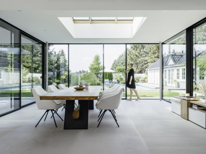 Die großflächigen cero Schiebefenster verbinden minimalistisches Design mit maximaler Stabilität und zeitloser Eleganz.  Bild: Malik Pahlmann für Solarlux GmbH